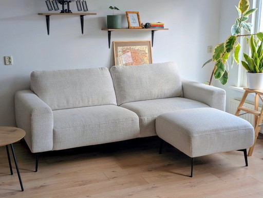 Canapé Freetown 2,5 places moderne + pouf, tissu naturel, pieds noirs