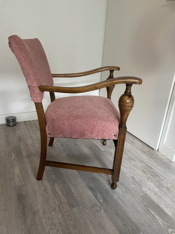 Image 1 of Magnifique fauteuil vintage avec une structure en bois robuste et des accoudoirs élégants.