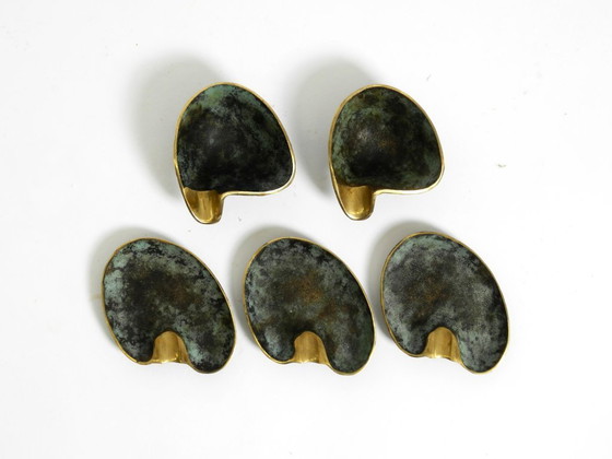 Image 1 of Bellissimi e molto rari, cinque posacenere da tavolo in ottone pesante della metà del secolo, realizzati da Carl Auböck, Austria