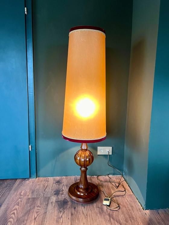 Rare! Lampadaire vintage Mid-Century/Space Age avec abat-jour en cuir et base en bois frappante, excellent (photo 7 of 9)