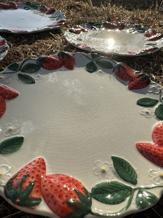 Image 1 of Assiettes barbotine fraises Longchamp anciennes