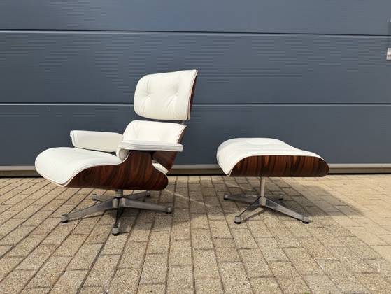 Image 1 of Poltrona lounge originale Vitra Eames + poggiapiedi Santos in palissandro e pelle bianca 10/10