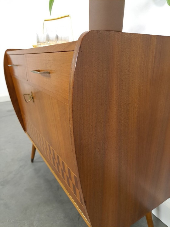 Image 1 of Kastje met geblokt fineer en messing grepen en poten