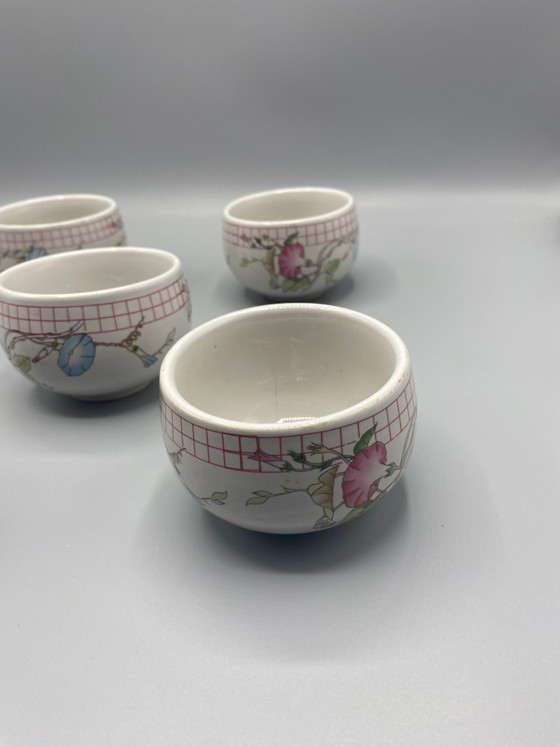 5 bols à thé en porcelaine japonaise – Décor de liserons sur fond de quadrillage rose – Japon, années (photo 3 of 4)