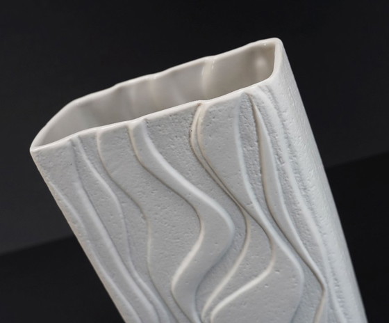 White Heinrich Porcelain Vase Model 2086 Matte Glaze Op Art Wave Relief Decor 1960s – Heinrich-Porzellan (photo 6 of 10)