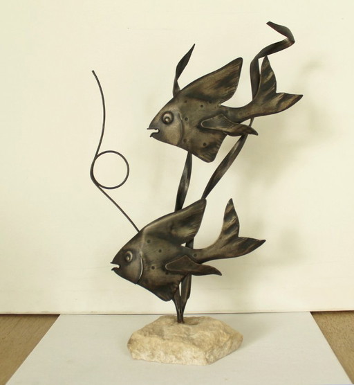 Escultura de pez de metal vintage sobre base de roca (estilo moderno de mediados de los 60) – decoratieve objecten