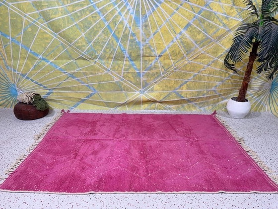 Image 1 of Handgeknüpfter rosa Beni-Ouraine-Berberteppich, Größe 1,5/2,5 m