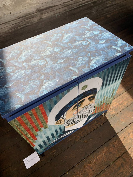 Armoire vintage recyclée avec des reproductions d'art de Sailor