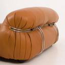 De iconische Soriana bank, in 1969 ontworpen door Afra en Tobia Scarpa voor Cassina, is een kenmerk van de Italiaanse Mid Centur