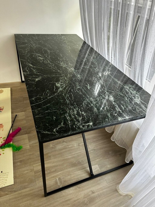 Groen marmeren eettafel, merk: Furnified