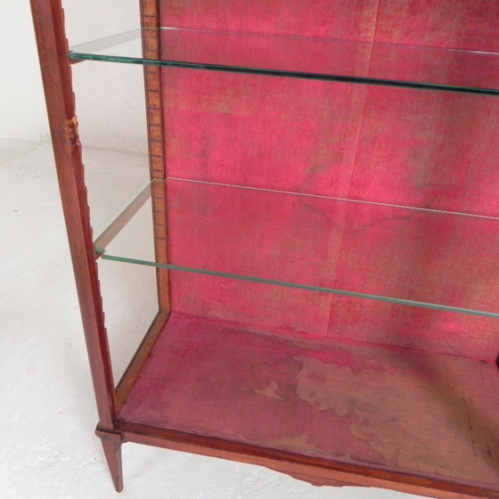 Image 1 of Vitrina de caoba con tapa de mármol, década de 1920.