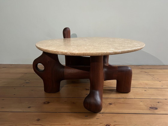 Image 1 of Unieke Casey McCafferty Salontafel | Geolied Notenhout & Travertijn | Handgemaakt