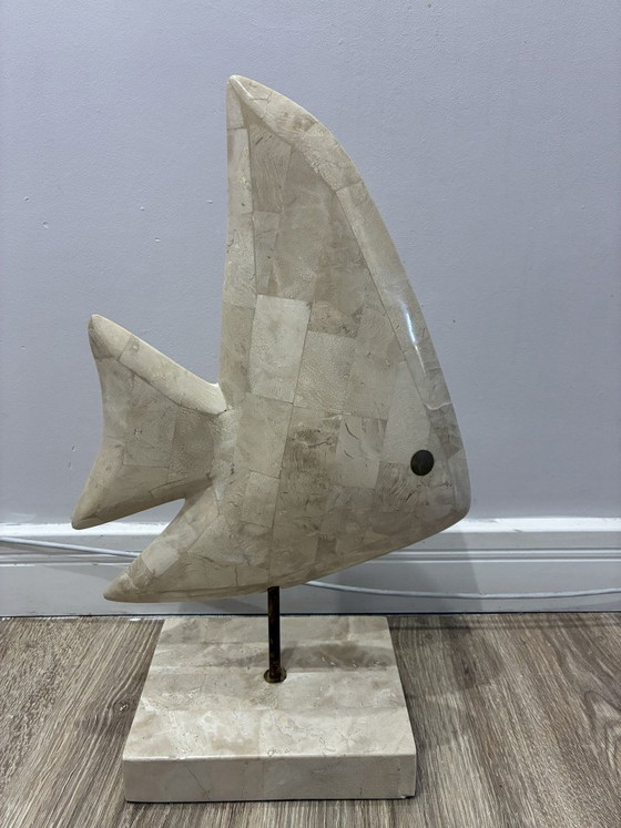 Maitland-Smith Tessellated Stone Vissculptuur op standaard, Beeldhouwkunst, Steen, Messing, Beige, 1980 (foto 5 van 6)