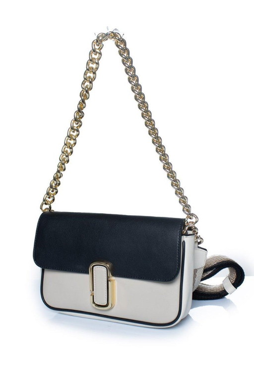 Borsa a tracolla Marc Jacobs, modello J Marc, nei colori beige e nero.