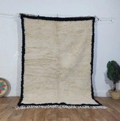 Berber tapijt crème met zwarte rand – handgeweven minimalistisch natuurlijk wol (210×150 cm)