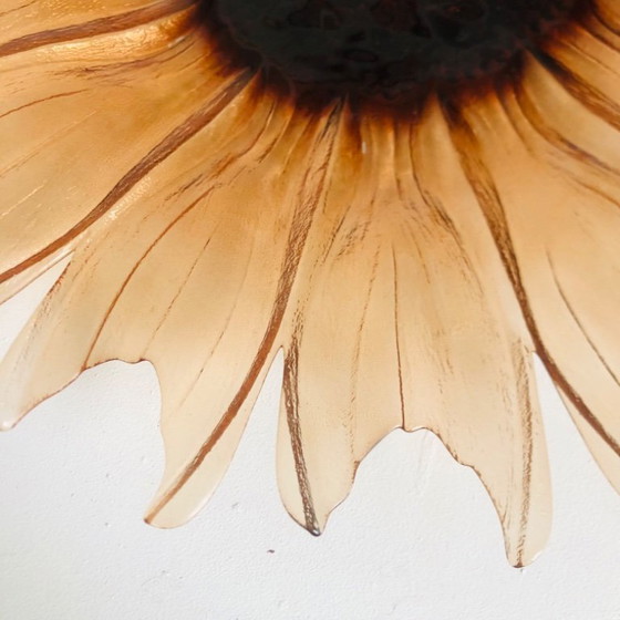 Image 1 of Plato con forma de girasol en vidrio moldeado y prensado, circa 1960.