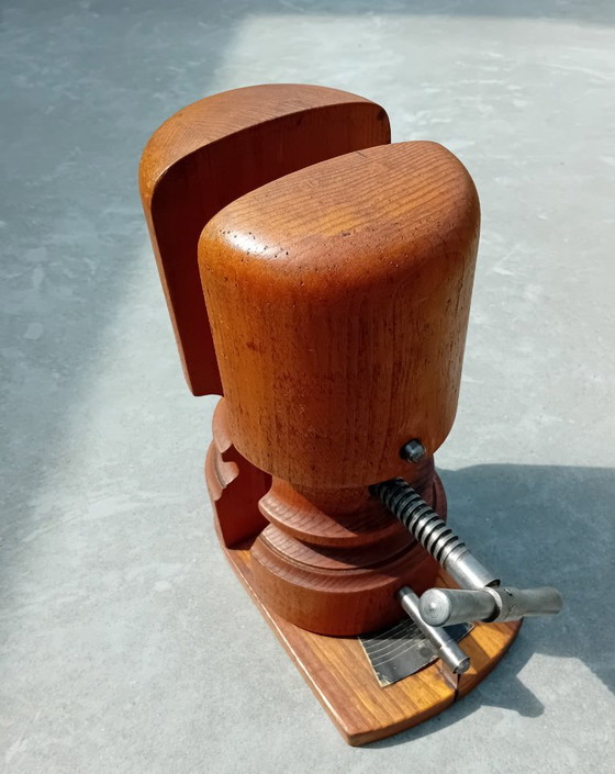 Großer antiker hölzerner Hutspanner/Hutstrecker aus einer Werkstatt – Dekorative Objekte, Wood (photo 7 of 7)