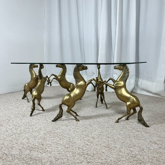 Couchtisch im Hollywood-Regency-Stil, 6 patinierte Messingpferde und Glasplatte, 1970 – Couchtische, Brass (photo 6 of 23)