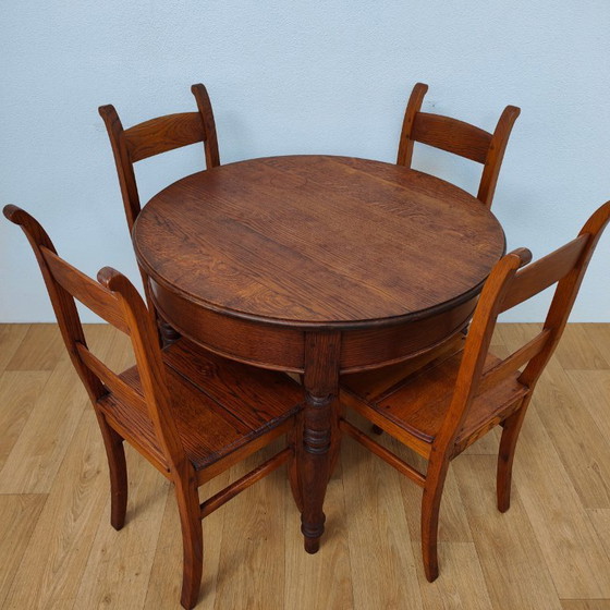 Image 1 of Tavolo rotondo vintage antico con sedie, zona pranzo