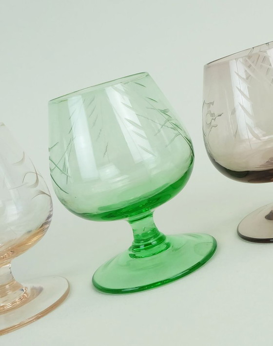 Image 1 of 6 Likörgläser aus der Mitte des Jahrhunderts 1950er 60er Jahre farbiges Glas mit eingeschnittenem Muster