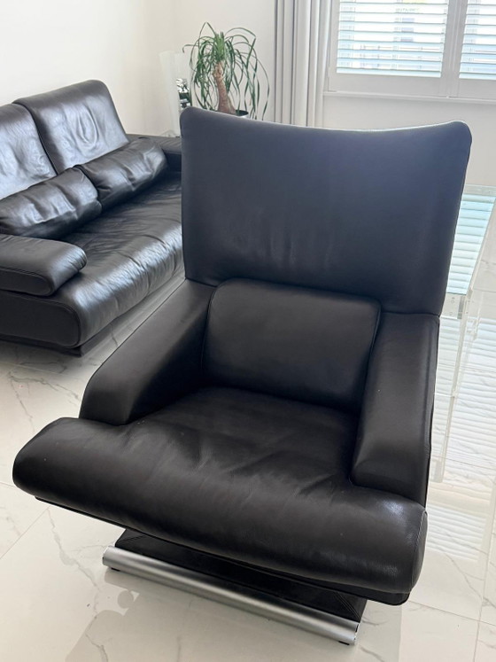 Rolf Benz Möbelset aus schwarzem Leder (Sofa, Sessel, Hocker und Barhocker) – 2 Sitzer Sofas, Leather (photo 2 of 5)