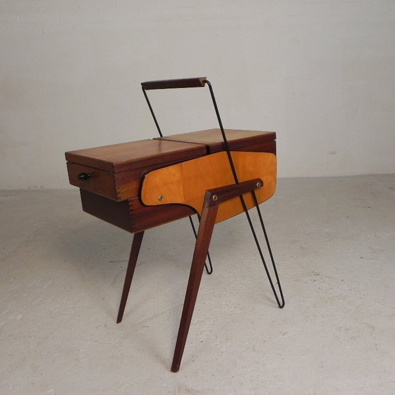Image 1 of Coffre à couture vintage, coffre de rangement pliable à pieds inclinés, années 1950