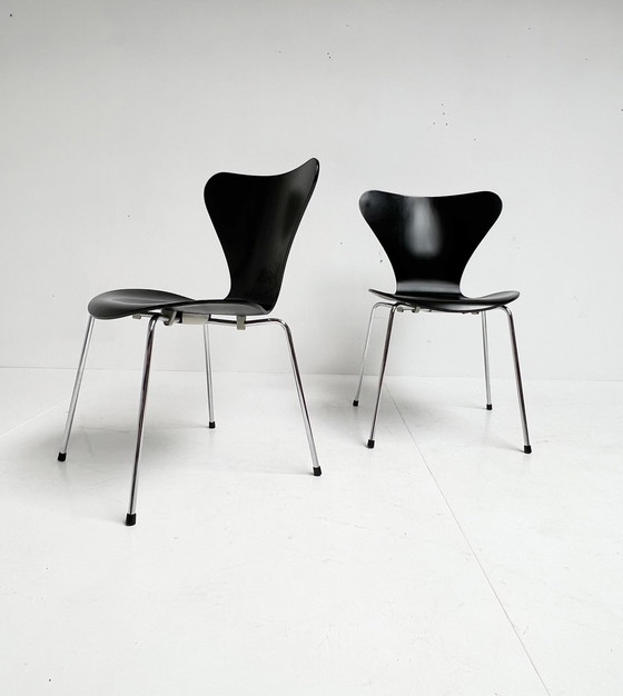Image 1 of Set Van 2 Model 3107 Stoelen Van Arne Jacobsen Voor Fritz Hansen, 1990’s