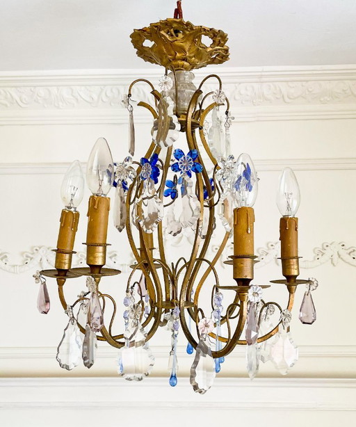 Lampadario antico a gabbia in bronzo dorato, con luce in cristallo di Murano color zaffiro.