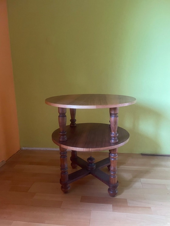 Image 1 of Großer runder gedrechselter Tisch