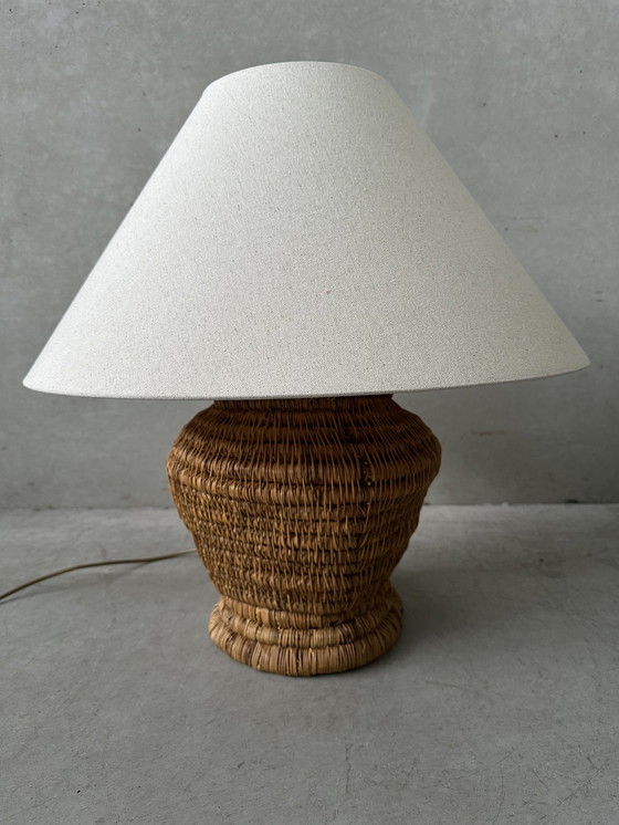 Image 1 of Lampe de table vintage - vieux pichet en rotin