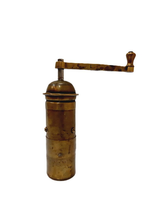 Molino de café turco antiguo de latón grabado