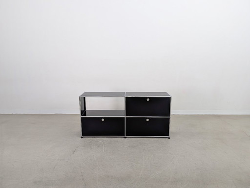 Aparador USM Haller 2x2 negro con 3 puertas y cajones.