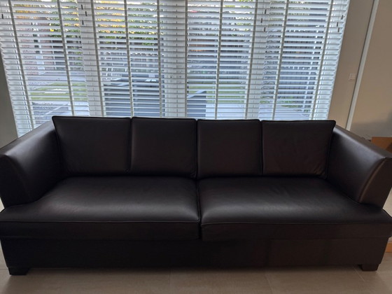 Image 1 of Banquettes en cuir, dont une avec méridienne.