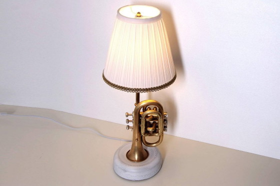 Lampada a tromba tascabile fatta a mano con base in cemento – Lampade da tavolo, Textile (photo 3 of 14)