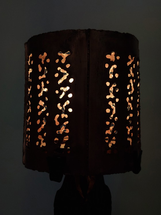 Image 1 of Vintage metalen brutalistische tafellamp uit het midden van de vorige eeuw, gemaakt van smeedijzer.