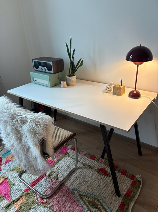 Schreibtisch auf Hay Loop Stand Frame