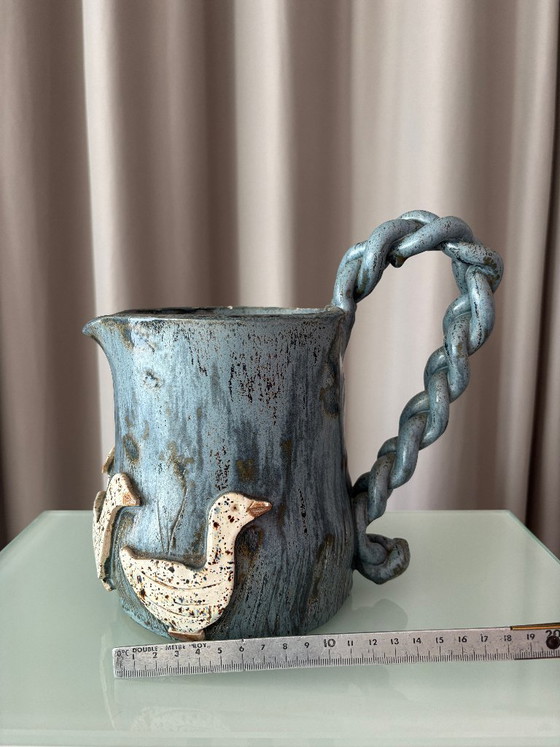 Keramische kan met gevlochten handvat en reliëffiguren, Decoratieve objecten, Keramiek, Blauw, Rustic (foto 11 van 11)