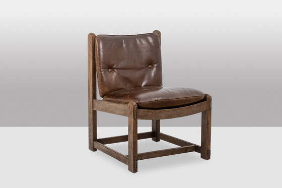 Image 1 of Paar eikenhouten loungestoelen, bekleed met leer. Gemaakt in de jaren 60.