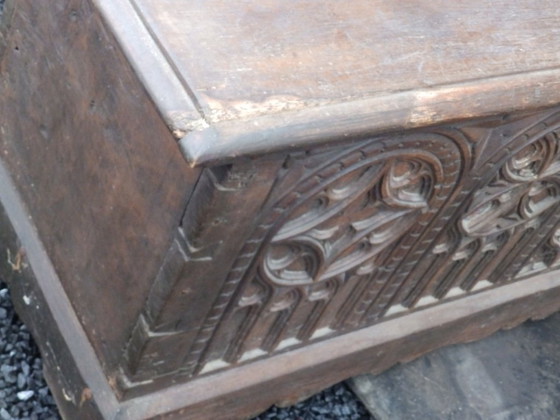 Image 1 of Antieke neogotische kist