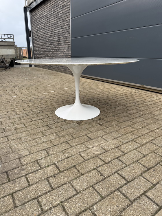 Image 1 of Original round Knoll Tulip dining table (152cm) in Carrara marble, Eero Saarinen