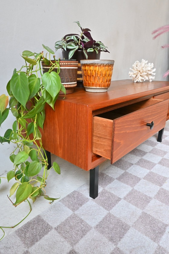 Image 1 of Vintage Lowboard Met Lades – Tijdloos Design