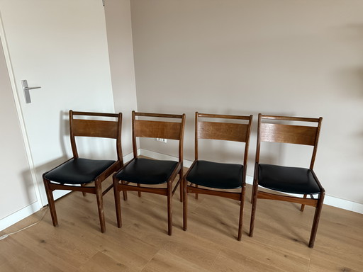 Quattro sedie vintage di design danese (in legno e similpelle)