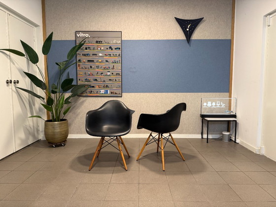Vitra | Eames | DAW | Zwart Kunststof & Houten Onderstel | 2 Stuks – Fauteuils, Metal, Plastic (photo 4 of 12)