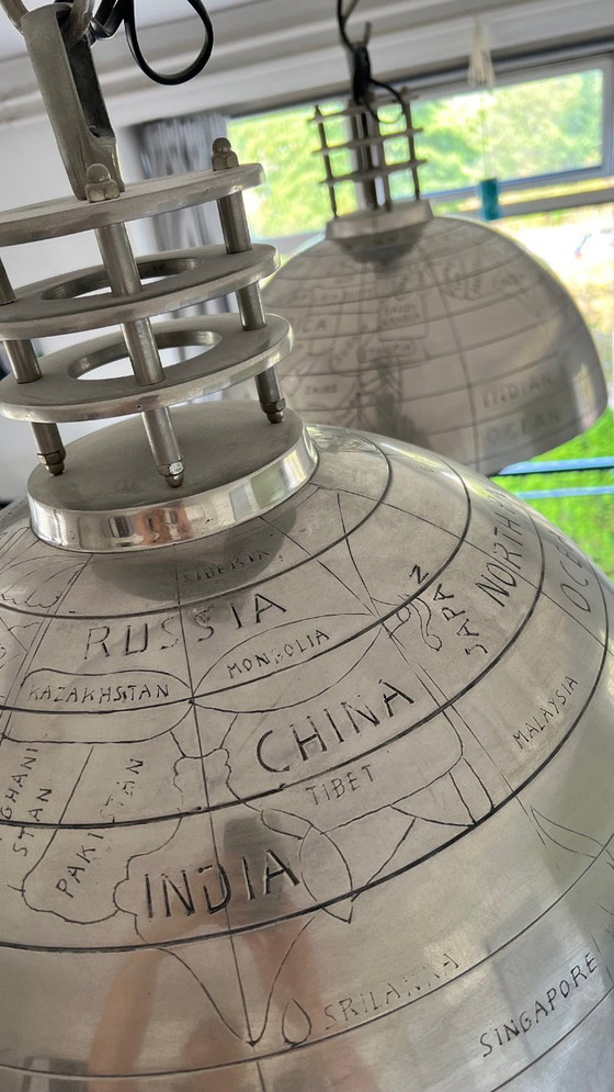 Set aus 2 Großen Industriellen Pendelleuchten ‘Globe’ mit Gravierter Weltkarte – Nickel / Silber – Aluminium (photo 7 of 11)