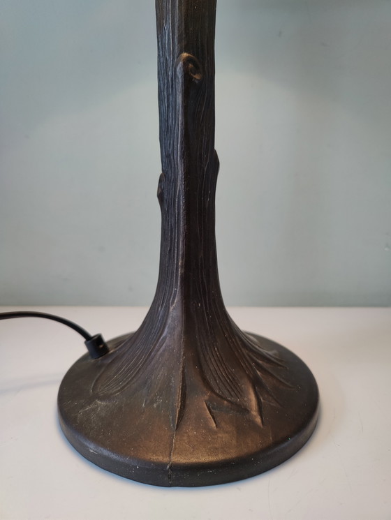 Image 1 of Lámpara de mesa estilo Tiffany con pantalla de vidrieras y base de bronce.
