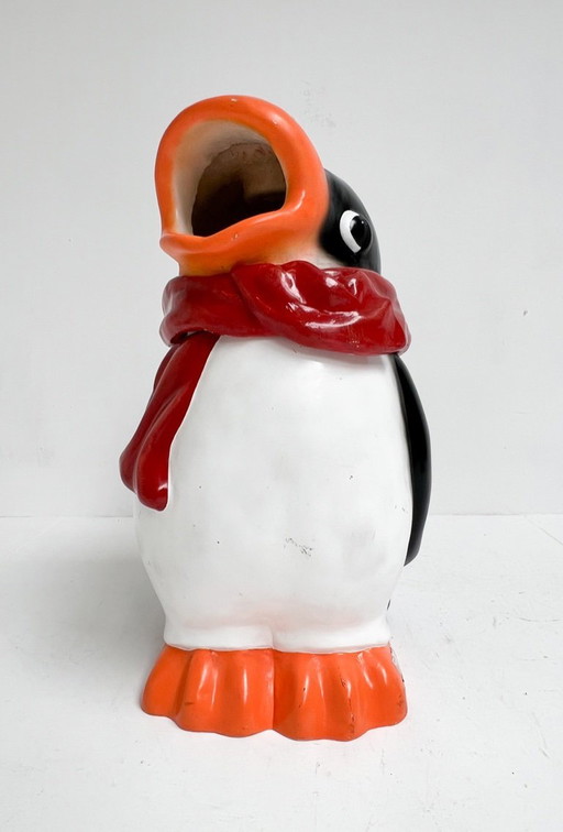 Prototipo di cestino per rifiuti a forma di pinguino