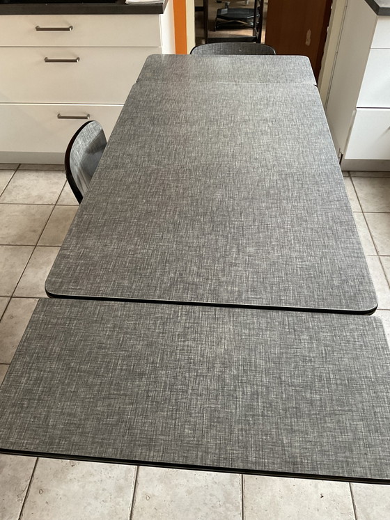 Image 1 of Formica uitschuifbare tafel met wee stoelen