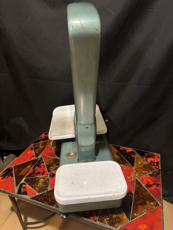 Image 1 of Antique Berkel cast iron trade scale – fully functional