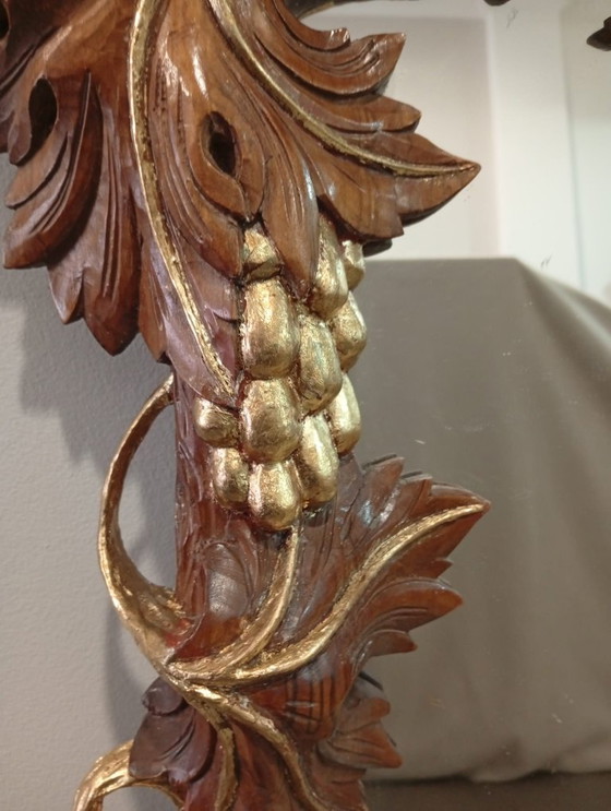 Image 1 of Belangrijke en spectaculair gebeeldhouwde wijnkelderspiegel