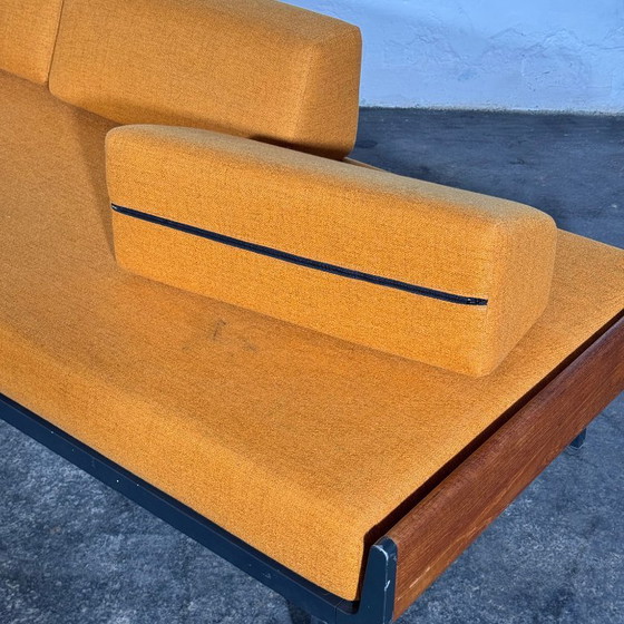 Ariadne Teakhouten Daybed van Friso Kramer voor Auping, jaren 1960 – 3-5 zitsbanken, polished steel (photo 9 of 16)